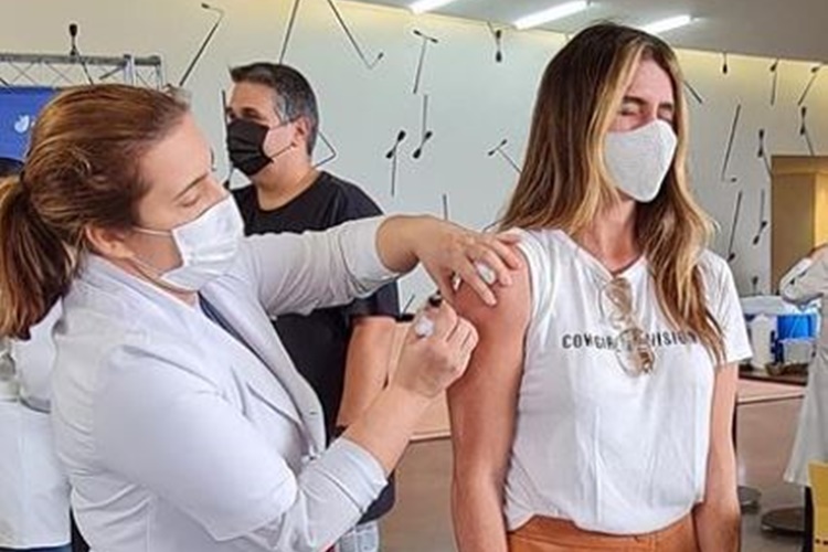 Imunizada! Giovanna Antonelli toma 2ª dose da vacina da covid-19: “Alegria define esse momento”
