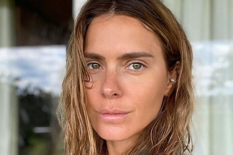 Aos 43 anos, Carolina Dieckmann ostenta corpão de biquíni: “Perfeita demais”