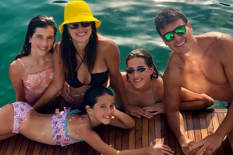 Completando 46 anos, Vera Viel posta clique em família: “Maior e melhor presente”