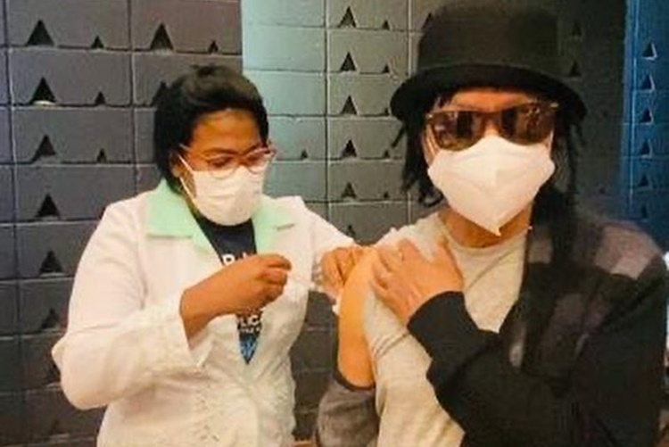 Djavan recebe dose de reforço da vacina contra covid-19 e faz agradecimento aos profissionais da saúde