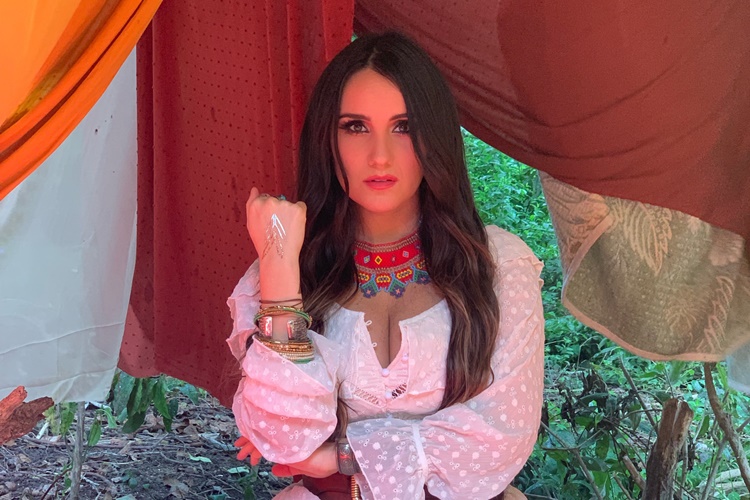 Dulce Maria fala sobre o seu novo trabalho ‘Origen’, que homenageia os indígenas: “Sempre admirei muito”