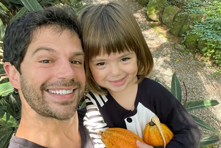 Durante trabalho, Duda Nagle é surpreendido com visita da filha, Zoe