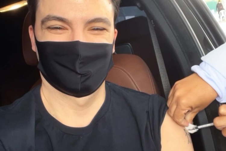 Imunizado! Felipe Neto recebe segunda dose da vacina da covid-19 e comemora