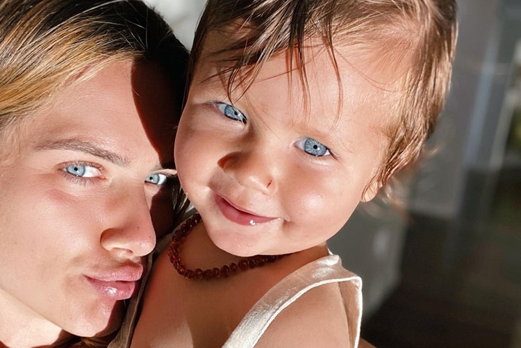Em Salvador, Giovanna Ewbank mostra o caçula, Zyan, se divertindo na praia e deixa web encantada