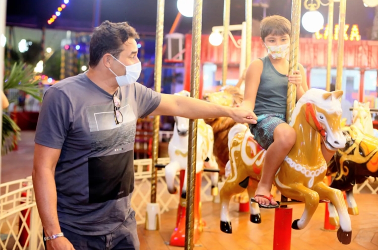 Ator Luciano Szafir prestigia espetáculo circense Abracadabra (Foto: Daniel Delmiro/AgNews)