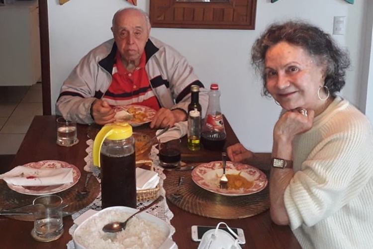 Após completar 86 anos, Rosamaria Murtinho posa com o marido e agradece mensagens de carinho