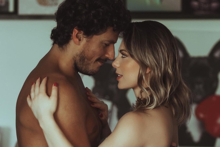 Em dia na piscina, Sheila Mello troca beijão com o namorado: “Eita, que casalzão”