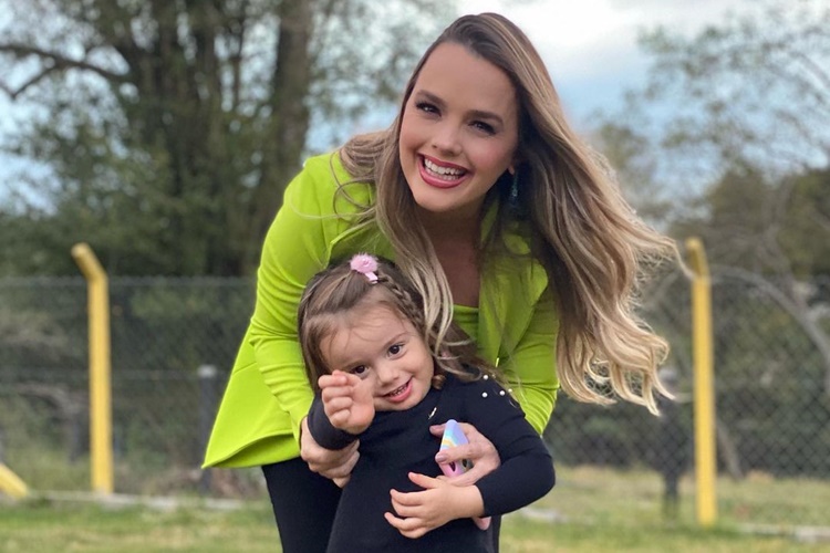 Thaeme relata ciúmes da filha mais velha com a irmã caçula: “Chora de soluçar”