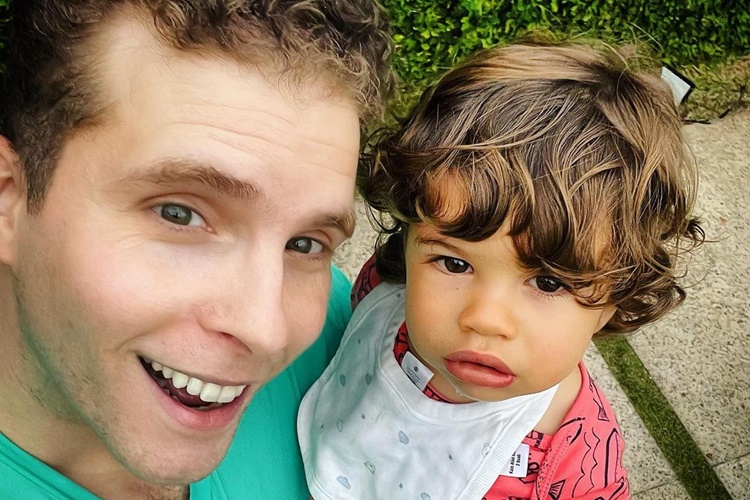 Thiago Fragoso explode o fofurômetro com clique ao lado do filho: “Meu lindão”