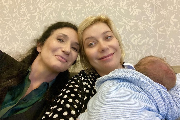 Após nascimento do segundo neto, Zizi Possi faz agradecimento e posta linda foto em família