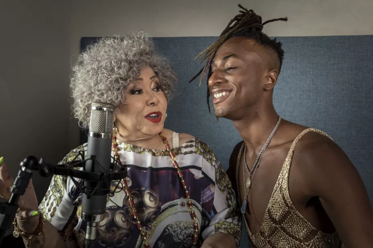 Alcione e Caio Prado Alcione e Caio Prado cantam juntos no especial 'Falas Negras' — Foto: Globo / Vantoen Pereira Jr