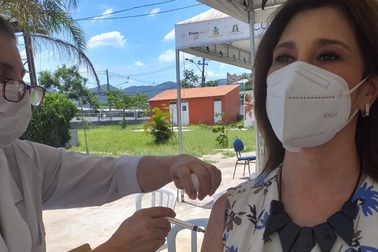 Beth Goulart recebe dose de reforço da vacina contra covid-19 e lembra da mãe, Nicette Bruno