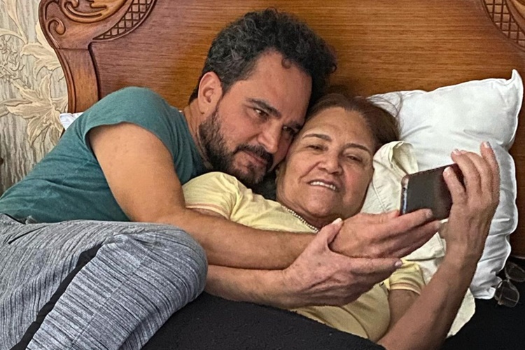 Luciano Camargo curte momento com a mãe, Dona Helena: “Não tem como definir minha alegria”