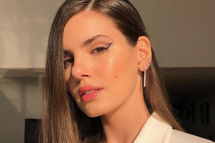 Camila Queiroz elege look arrasador em látex  para celebrar aniversário