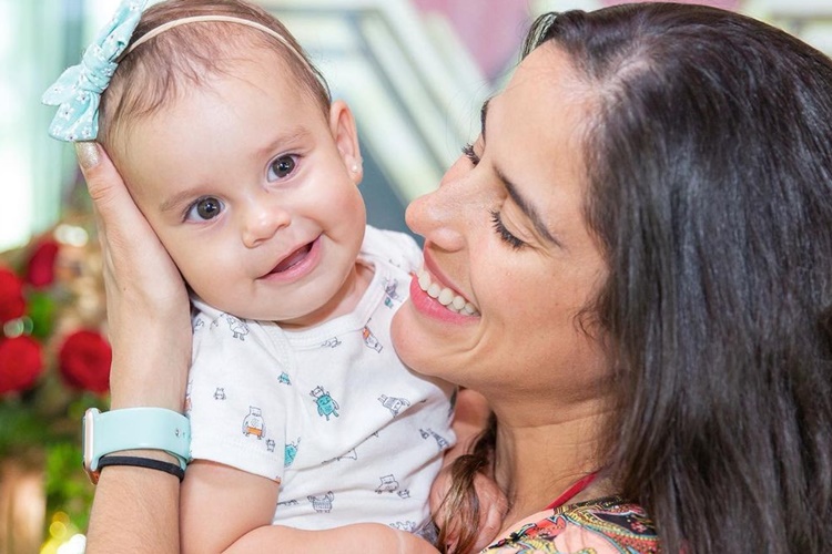 Camilla Camargo comemora oito meses da filha Júlia: “Somos feitas uma para a outra”