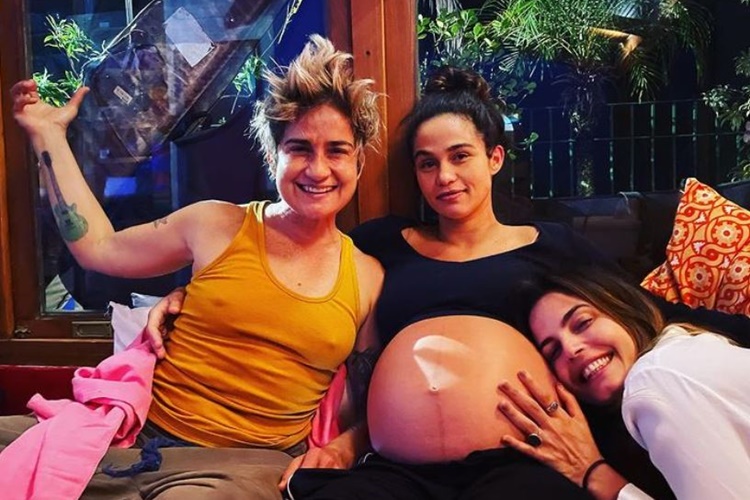 Emanuelle Araujo celebra nascimento das afilhadas, filhas de Nanda Costa e Lan Lanh