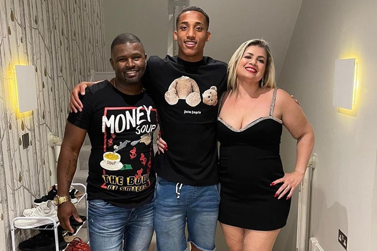 Em nota, jogador João Pedro revela causa da morte do seu padrasto, Carlos Júnior