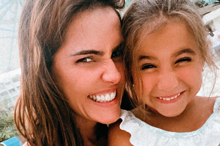 Deborah Secco posta lindos cliques da filha e fala sobre os seus ensinamentos