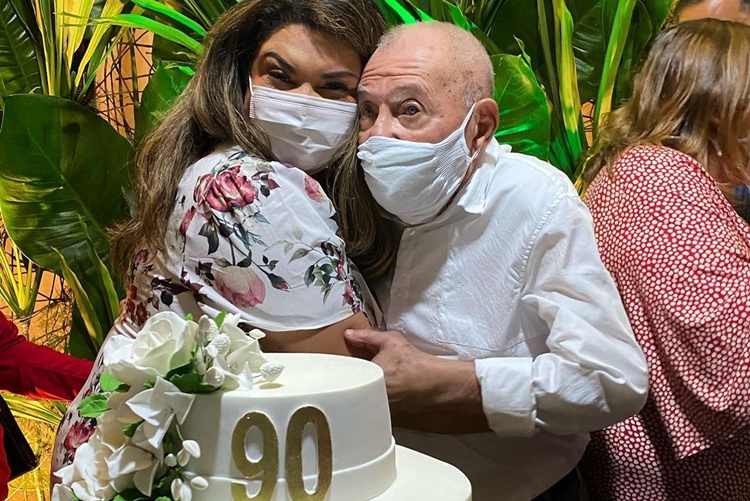 Fabiana Karla celebra 90 anos do pai com Alzheimer: “Ainda me reconhece”