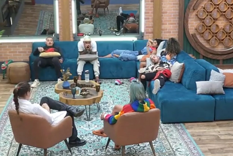 MC Gui e peões em A Fazenda 13 MC Gui e peões em A Fazenda 13