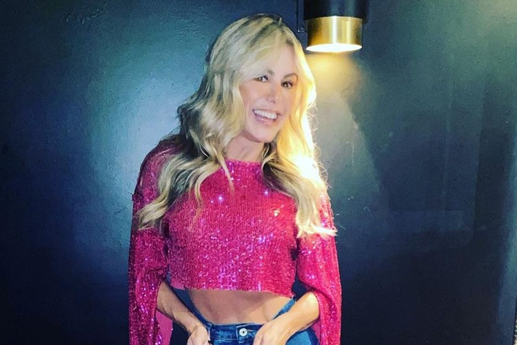 Com look jeans curtinho, Poliana Rocha ostenta toda sua beleza e coleciona elogios: “Beldade”