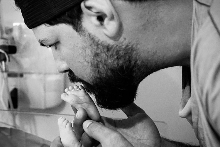 Cantor Sorocaba celebra nascimento da segunda filha, Fernanda: “O amor infinito de Deus chegou”