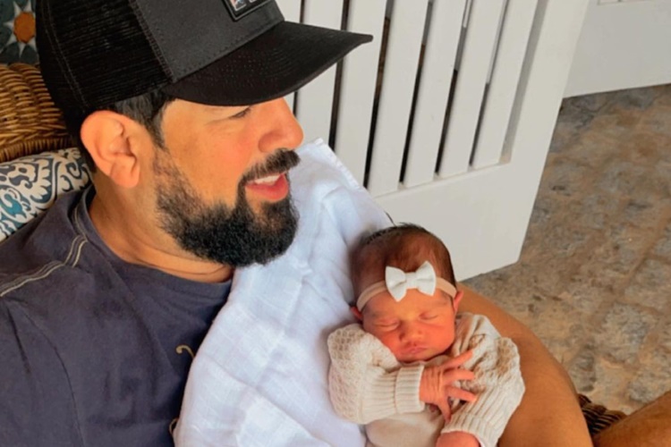 Após sequência de shows, Sorocaba curte filha caçula e comemora: “Dia exclusivo da família”