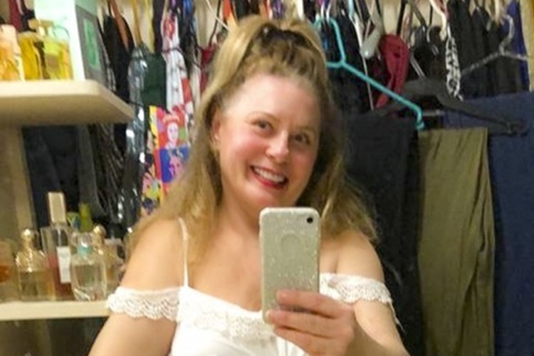 Em seu closet, Vera Fischer posa de top e deixa barriguinha de fora: “Linda de viver”