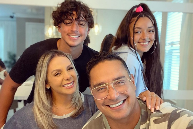 Xanddy comemora aniversário da esposa, Carla Perez: “A mulher que Deus me presenteou”