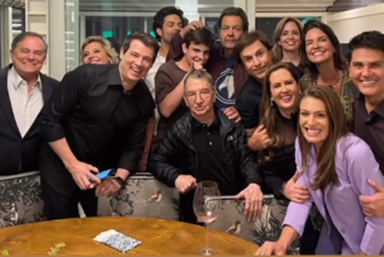 Elaine Mickely e famosos reunidos em um jantar Instagram Stories Elaine Mickely e famosos reunidos em um jantar Instagram Stories