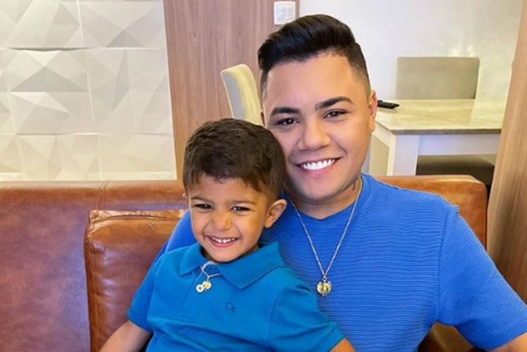 Felipe Araújo e filho Miguel reprodução Instagram