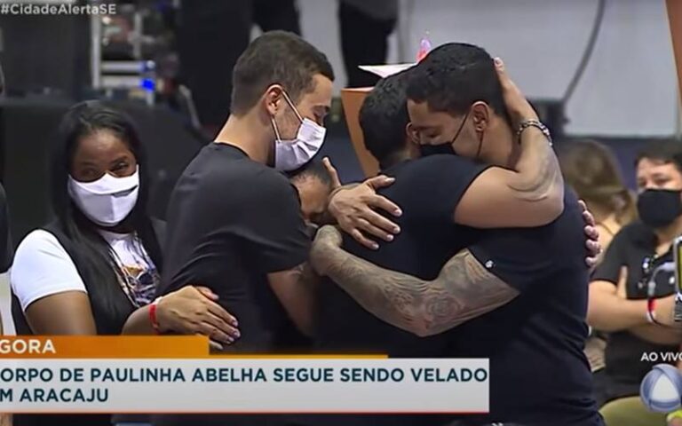 Carlinhos Maia vai aos prantos no velório de Paulinha Abelha