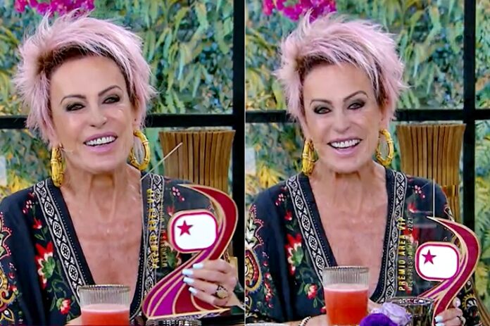 Ana Maria Braga recebe troféu do Prêmio Área VIP ao vivo no Mais Você