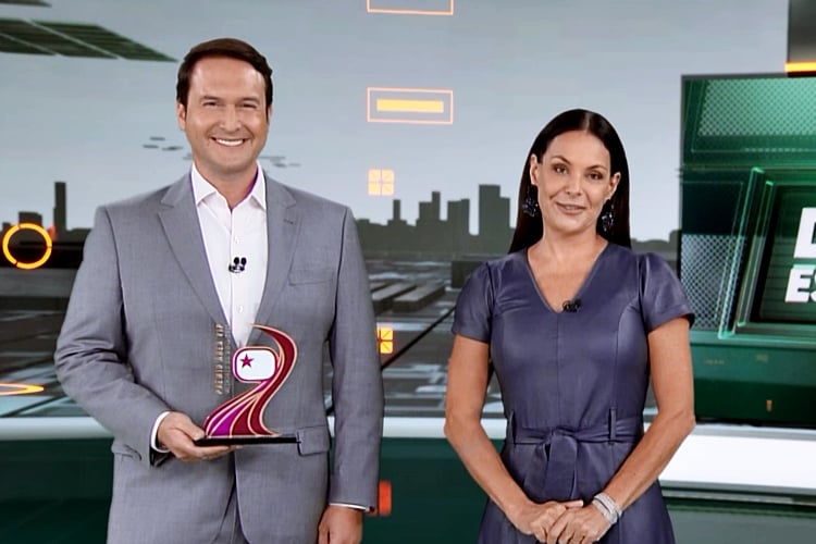 Edu Ribeiro e Carolina Ferraz recebem troféu pelo Prêmio Área VIP