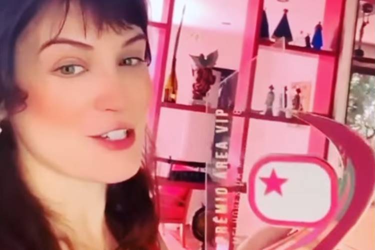 Bianca Bin recebe Troféu do Prêmio Área VIP Bianca Bin recebe Troféu do Prêmio Área VIP