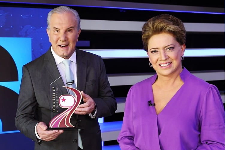 Celso Freitas e Chris Lemos recebem Prêmio Área VIP pelo Jornal da Record