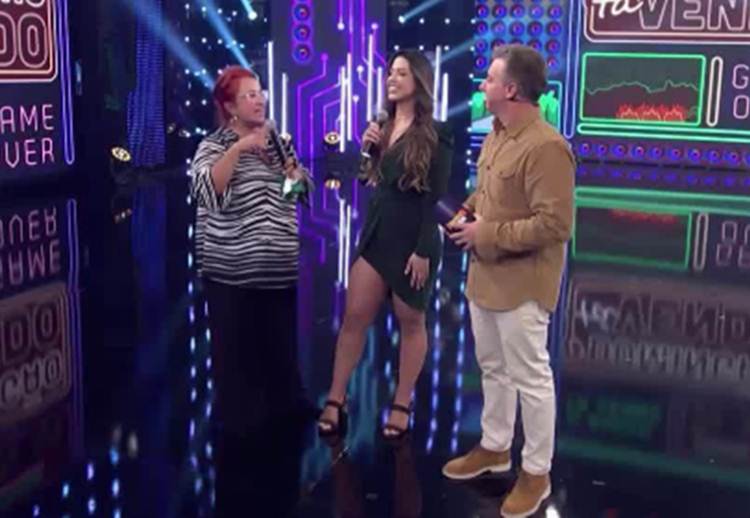 Lais Caldas com Luciano Huck e a mãe de Gustavo - Globo