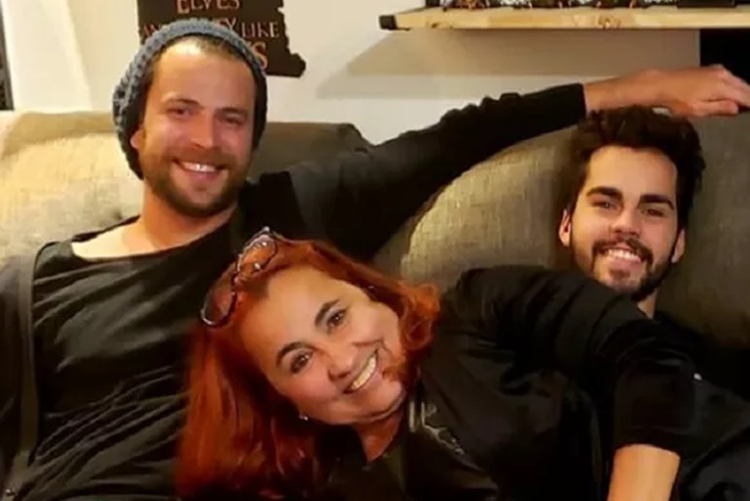Mãe de Gustavo e o irmão