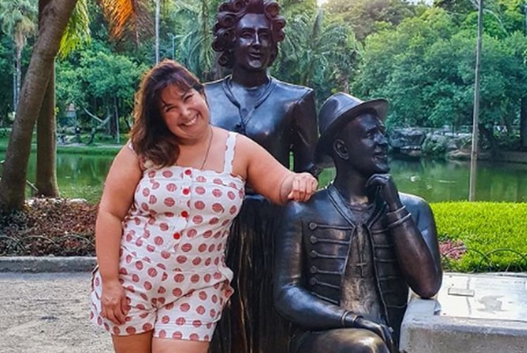 Atriz Mariana Xavier com estátua de Paulo Gustavo