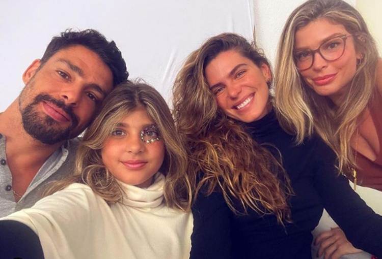 Cauã Reymond reúne Grazi Massafera e Mariana Goldfarb em foto com a filha