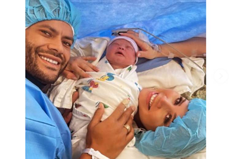 Hulk Paraíba posa com todos os filhos e Camila Ângelo em passeio
