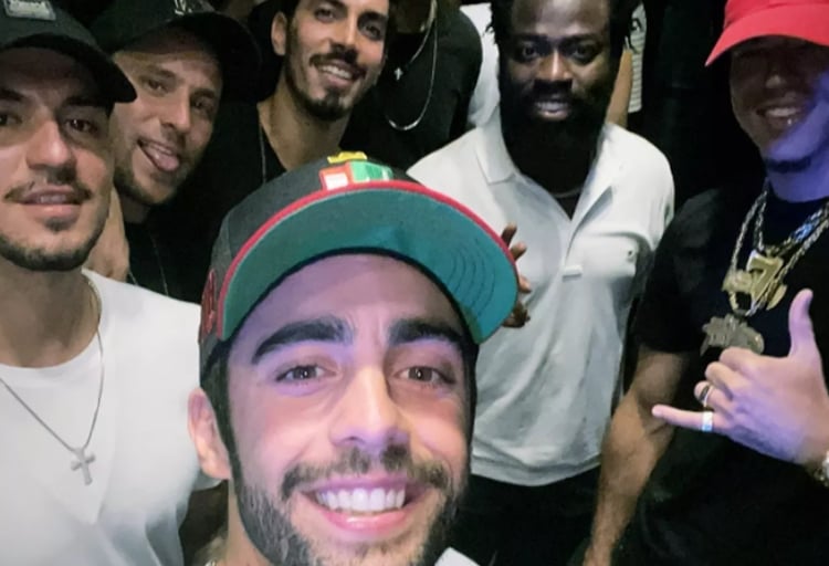 Pedro Scooby com Douglas Silva e amigos