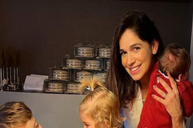 Sabrina Petraglia e três filhos Instagram