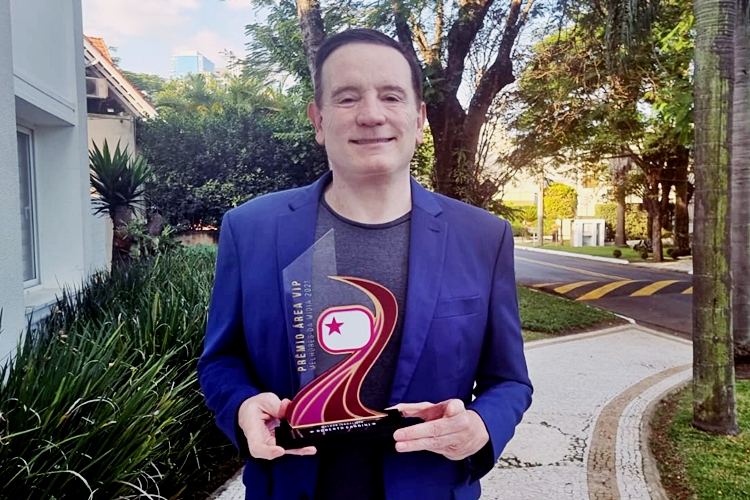 Roberto Cabrini recebe Prêmio Área VIP como Melhor Jornalista