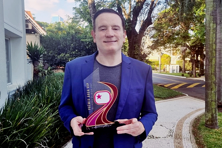 Roberto Cabrini recebe Prêmio Área VIP como Melhor Jornalista Roberto Cabrini recebe Prêmio Área VIP como Melhor Jornalista