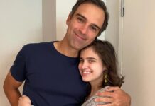 Aos 24 anos, filha de Tadeu Schmidt fica noiva e celebra nova fase na web