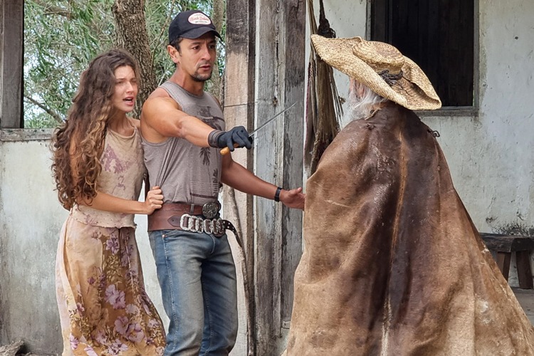 Pantanal - José Lucas  tenta tomar Juma a força (Globo/Wil_Lugares)