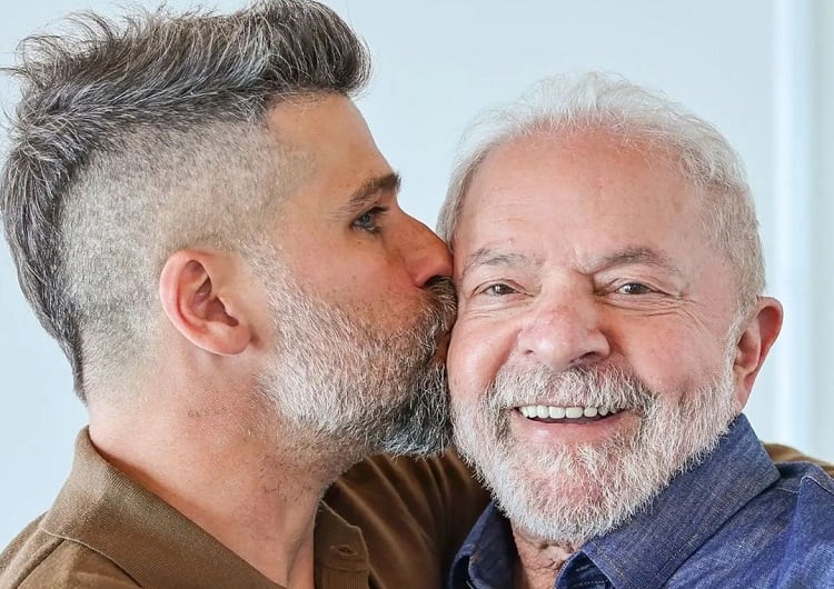 Bruno Gagliasso dá beijo em Lula (Foto: Reprodução/Instagram)