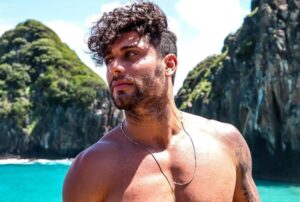 Jesus Luz celebra aniversário e causa na web ao exibir foto: "tá de