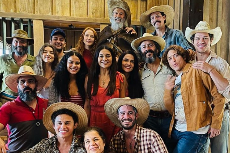 Elenco de Pantanal celebra aniversário de Osmar Prado